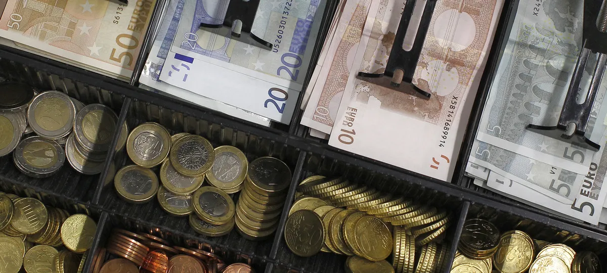 Неужели правда? С 1 января обналичить зарплату можно будет в магазинах